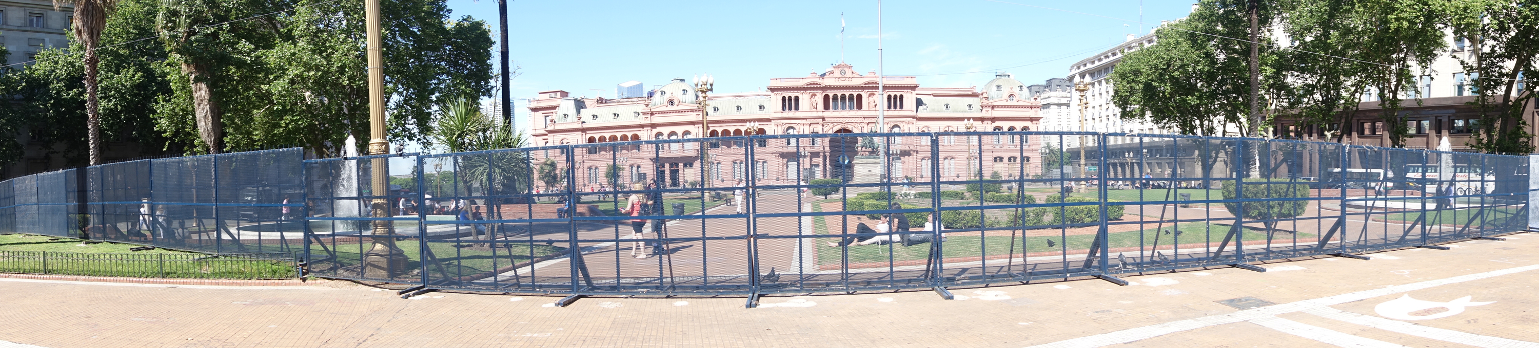 阿根廷總統府，也跟台灣一樣，常用拒馬圍起來，舉辦「國際拒馬節」。